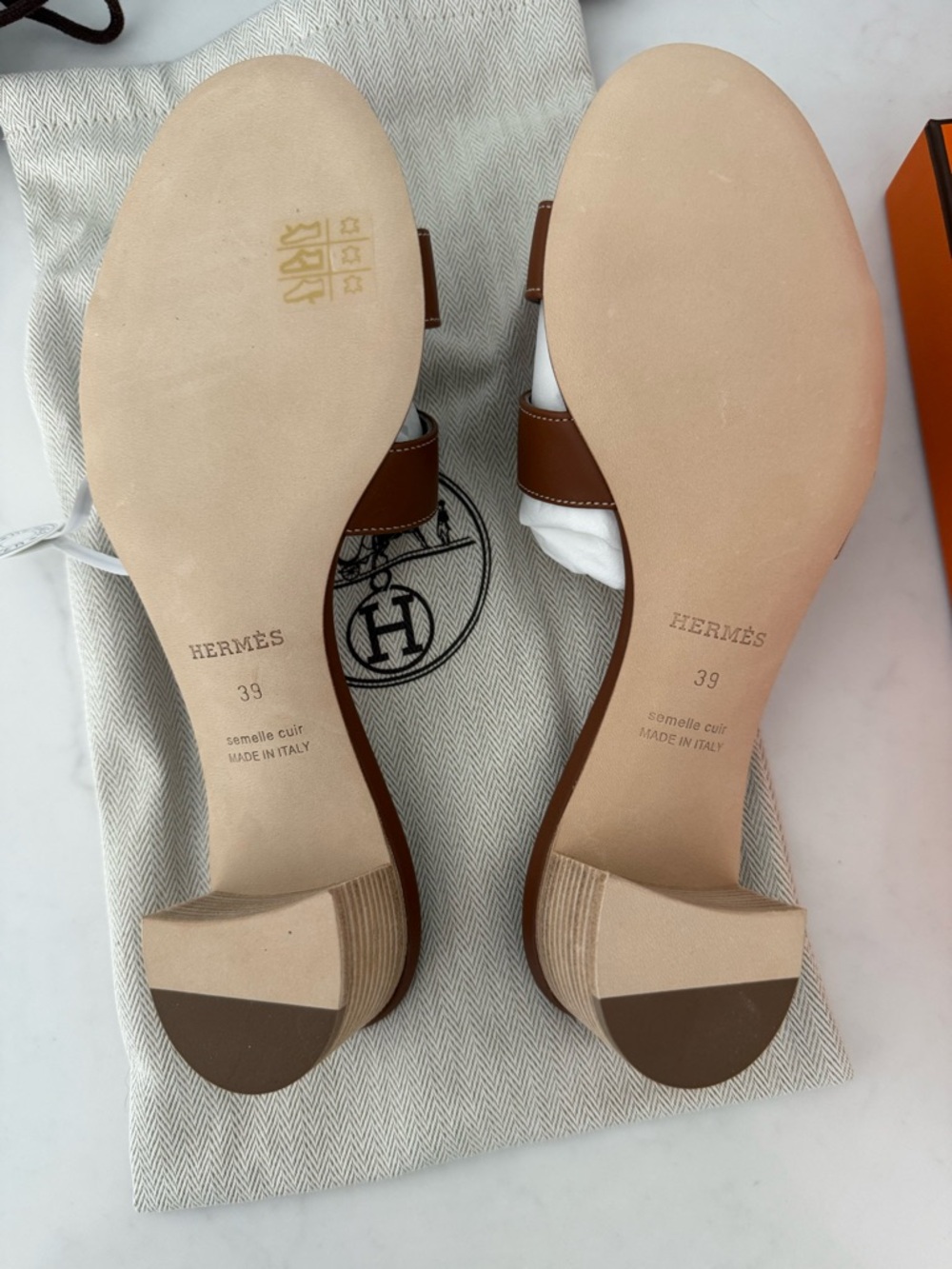 Hermes Oasis sandal NEW with tags in gold - Picture 5 of 6